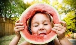 吃瓜吃到自家死讯免费,吃瓜群众意外见证自家悲剧，免费见证生死瞬间